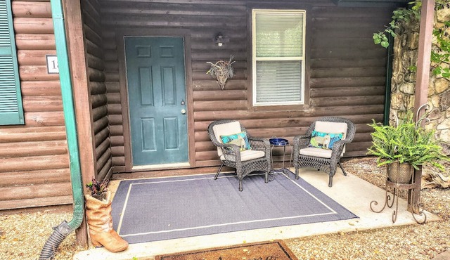 Charming 1-bedroom Cottage overlooking the #16 Fairway and stocked fishing pond!