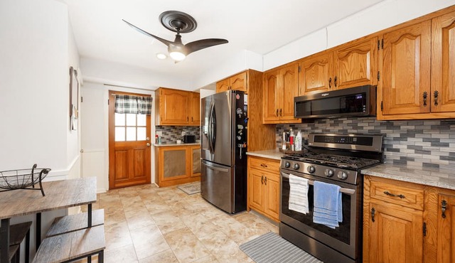 4 bedroom 5 bed 2 bath with jacuzzi tub and steam sauna in Phoenixville AC, WiFi
