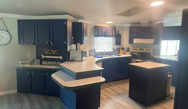 Water Front 3 bed home in Canadian. Private Boat Dock, Hot Tub & pet friendly.