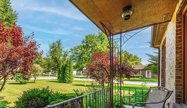 Charming 3-bedroom home with WiFi & AC in quiet East Hazel Crest. Near Casino.