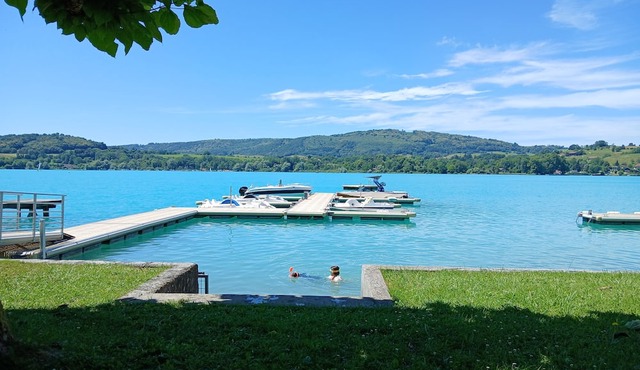 LAC CASA 60 - gîte with beach and terrace overlooking the lake