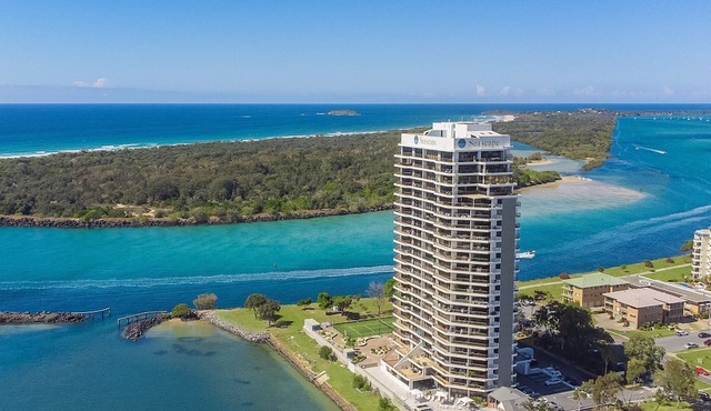 Seascape Apartments Unit 802 Central Tweed Heads with abundant water views, Wi-Fi Included