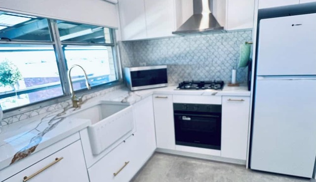 Home with a view 15 minutes from the airport!