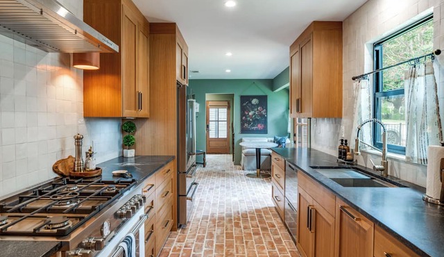 Completely renovated modern cottage near downtown McKinney.