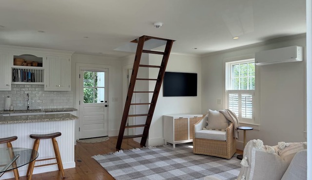 Clean/new loft cottage in fabulous Brant Point. Walk to town w/AC/heat, porch