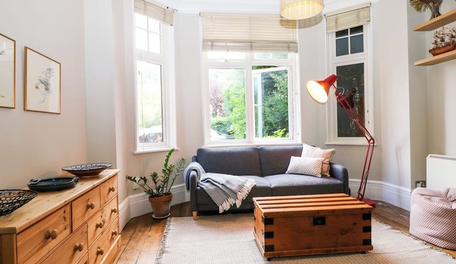 GUILDFORD KIP, romantic, character holiday cottage in Guildford