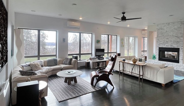 Private Lux House on 4 acres w Mississippi Views 10 min from Downtown Dubuque