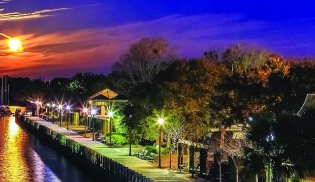 Tiny House nestled on private farm. Just 1 mile off of I-95!