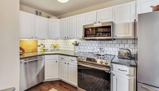 Chic 1-bedroom condo in marvelous Chicago with WiFi, fitness room