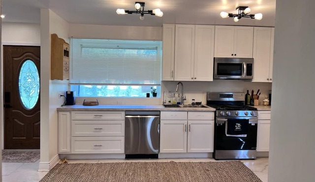 Spacious 5-bedroom house in charming Lombard with HOT TUB &PRIVATE BACKYARD