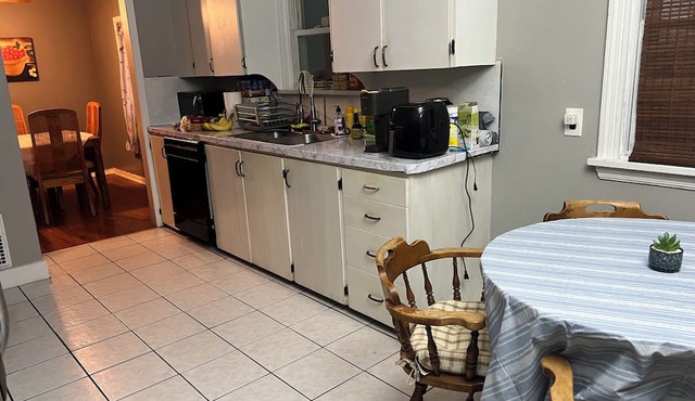 Charming 3-bedroom house with AC, fitness room, WiFi in delightful Rochester