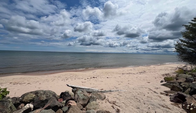 Charming 2-bedroom cottage on Lake Superior
