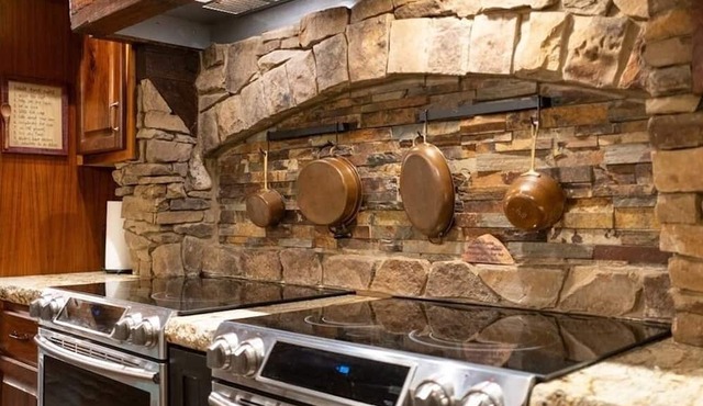 Large and charming 4-bedroom log cabin in the Georgia mountains