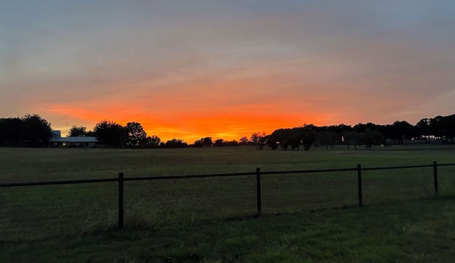 Charming farmhouse with 1 bedroom and WiFi, AC in amazing Weatherford TX