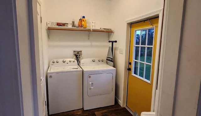 3-bedroom house in tranquil Lindale with AC, WiFi. Enjoy a peaceful getaway
