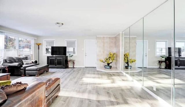 Suburban Retreat for 16!