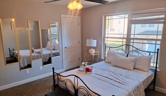 Charming townhome with WiFi, AC, fitness room in fabulous Kansas City