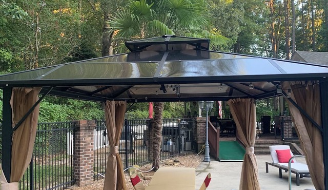 treetop Paradise- pool, 6 beds, sand volleyball, outdoor Kitchen, & movie room