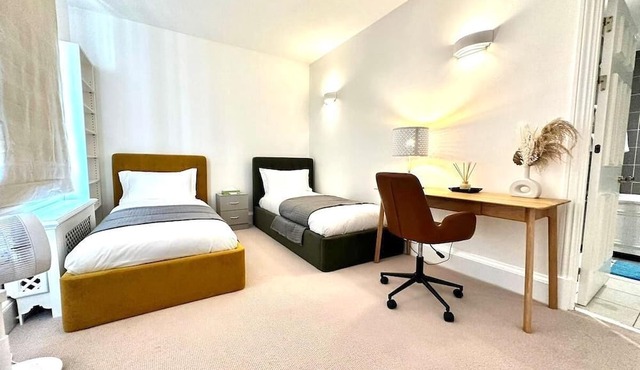 Charming 3-Bed Apartment in Central London