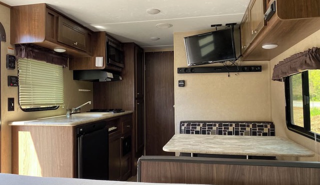 Lake Harding Lakeside Retreat campground with WiFi, AC in charming Salem Al.