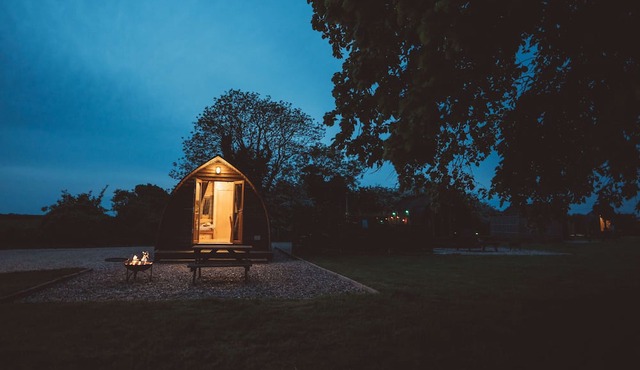 Cosy Glamping Cabin With Wood Fired Hot Tub