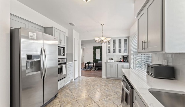 Modern Luxury 3BR Dallas Home - Arcade Game, Parking, WIFI, Sleeps 6