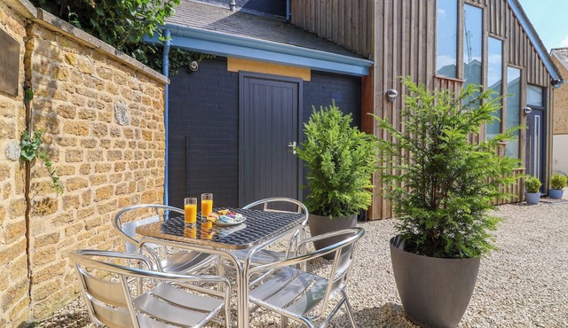 PUMP ROOM, romantic, with a garden in Sherborne