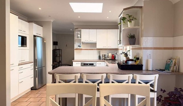 Kareela | Cozy Retreat with Creek Backyard