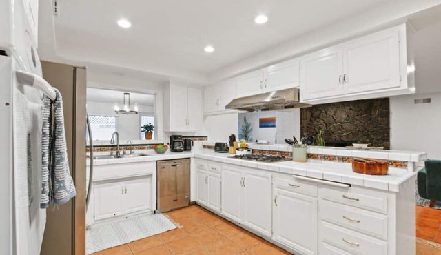 Sunlit Escape Pool with Spa tub BBQ - 4 bedrooms, Driveway Parking, Near Ahwingna Trail