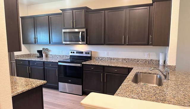 Spacious 5-bedroom house in welcoming Humble… Minutes to AIH Airport!