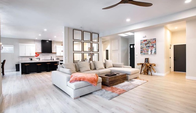 Lux CLOSE TO STRIP! Hot Tub/ Heated Pool/ Game RM!