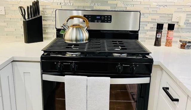 Charming 3-bedroom Cottage with AC & WiFi in Willowbrook