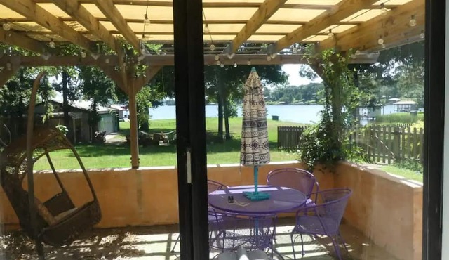 Studio with boat lift on Lake Palestine, TX