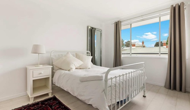 Quaint 2 Bedroom Fitzroy Apartment Free WiFi