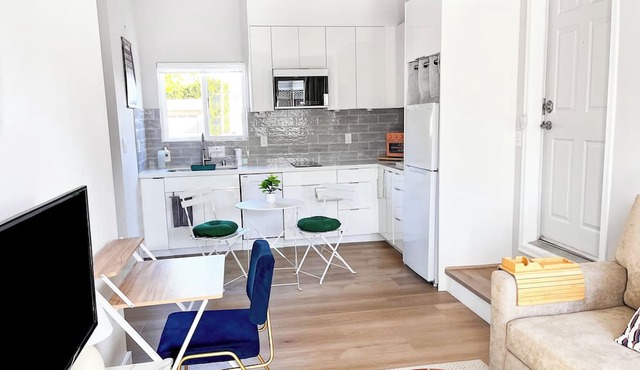 Modern 1Br/1B Guest Suite w/Kitchen, Laundry, AC/Heat, Living Room