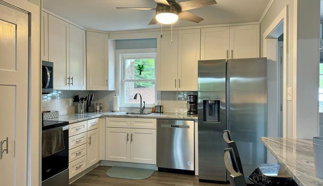 Completely remodeled 2-bedroom home with fire pit. 3 miles from Old Fort.