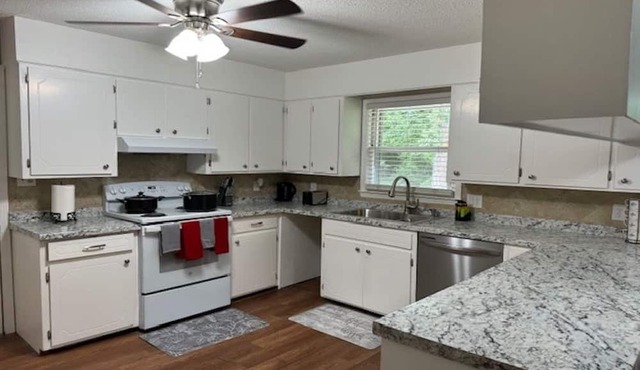 Charming 4-bedroom House with AC and WiFi in quaint Statesville