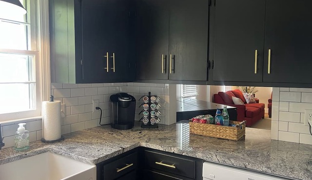 Charming 2-bedroom house with AC and WiFi in downtown Ailey