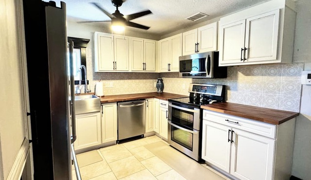 Halifax Breeze Cottage - EV Charger and Hot Tub in sunny Daytona Beach