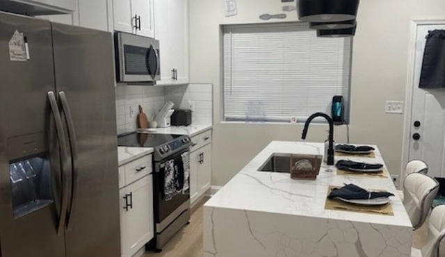 Charming 4-bedroom townhome with AC and WiFi in Baltimore