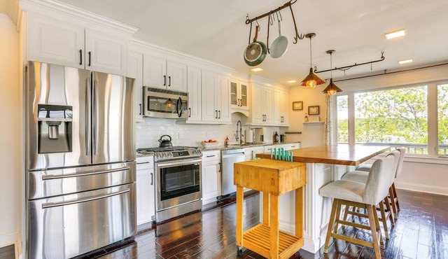 Hopatcong Lake House: Kayaks, Hot Tub, Boat Slip!