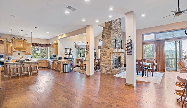 Enchanted Lakeside Castle 4BR/6BA/2LR 5009SQ FT Hot Tub And Scenic Lake Views