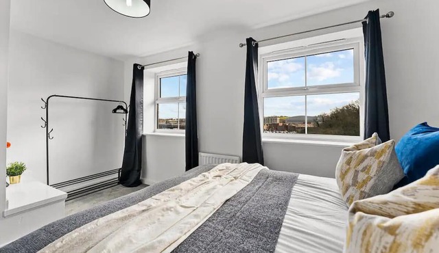 Urban Oasis: Luxe Bristol Home-Sleeps 14-Parking