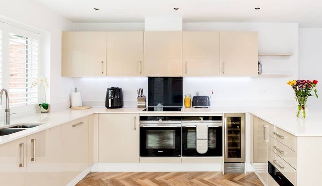 CV37 7FA 9 Sid Courtney Way, Tiddington · Large & Modern 4Bed Family Home | Pass The Keys