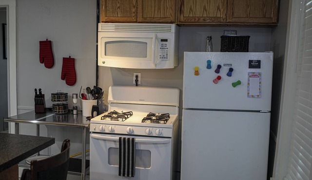 Charming 1-bedroom apartment with WiFi, AC in lovely Springfield