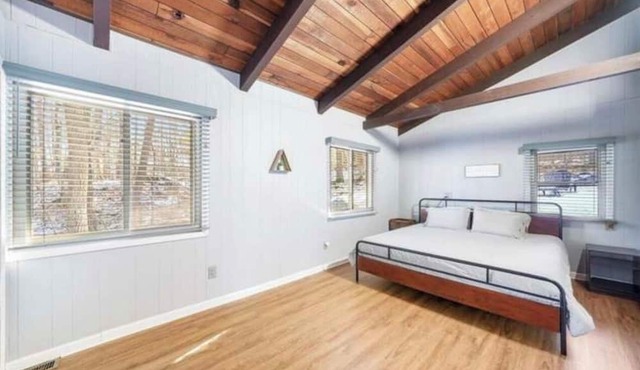 Relax and Unwind: Your Home Away From Home in Hawley Pennsylvania !