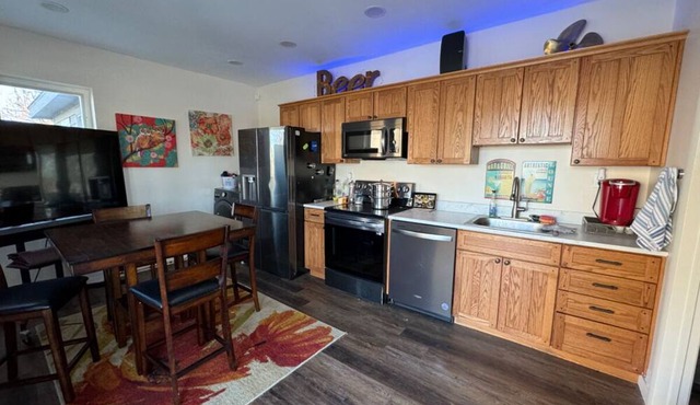 Charming Hilltop 1-bedroom cottage in Capital City Topeka Nestled in the trees