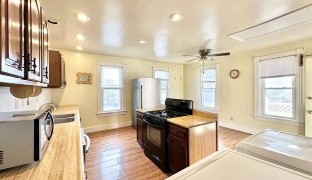 Charming 3-bedroom townhome with AC, WiFi in enchanting Danville