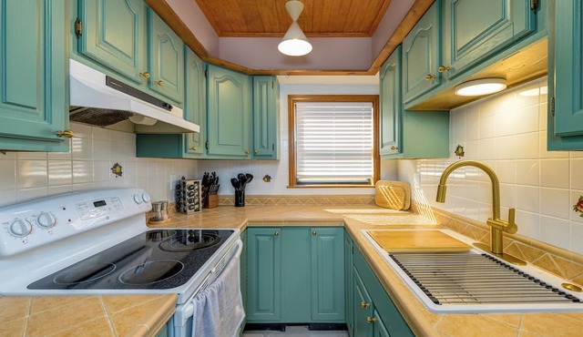 Serene Lakefront Retreat: Unwind on Lake Wood