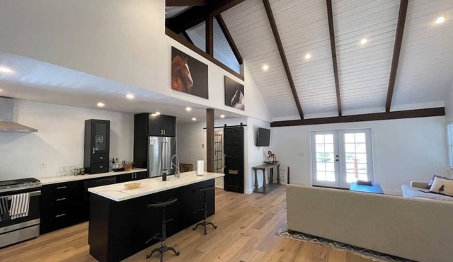 Charming 2-bedroom loft house with AC and WiFi in Buellton